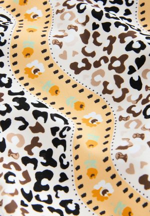 Hullámos mintázatú textil, barna, fekete és krém leopárdmintákkal, amelyekhez sárga és türkiz virágminták társulnak egy világos háttéren.