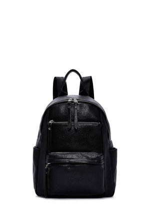 Zaino in pelle nera con finitura texturizzata, dotato di due tasche frontali con zip e spallacci regolabili. Design semplice e funzionale.