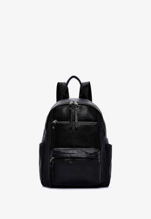 Sac à dos en cuir noir avec une finition texturée, doté de deux poches avant zippées et de bretelles réglables. Design simple et fonctionnel.