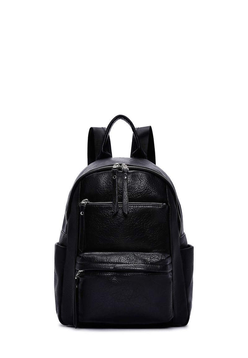 Zaino in pelle nera con finitura texturizzata, dotato di due tasche frontali con zip e spallacci regolabili. Design semplice e funzionale.
