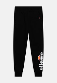 Schwarze Sweatpants mit einem Kordelzugbund, schmalen Bündchen und einem weißen "ellesse"-Logo mit roten und orangefarbenen Akzenten am linken Bein.