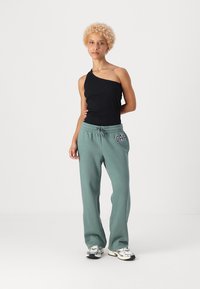 GAP Petite HERITAGE - Spodnji deli trenirk - district green