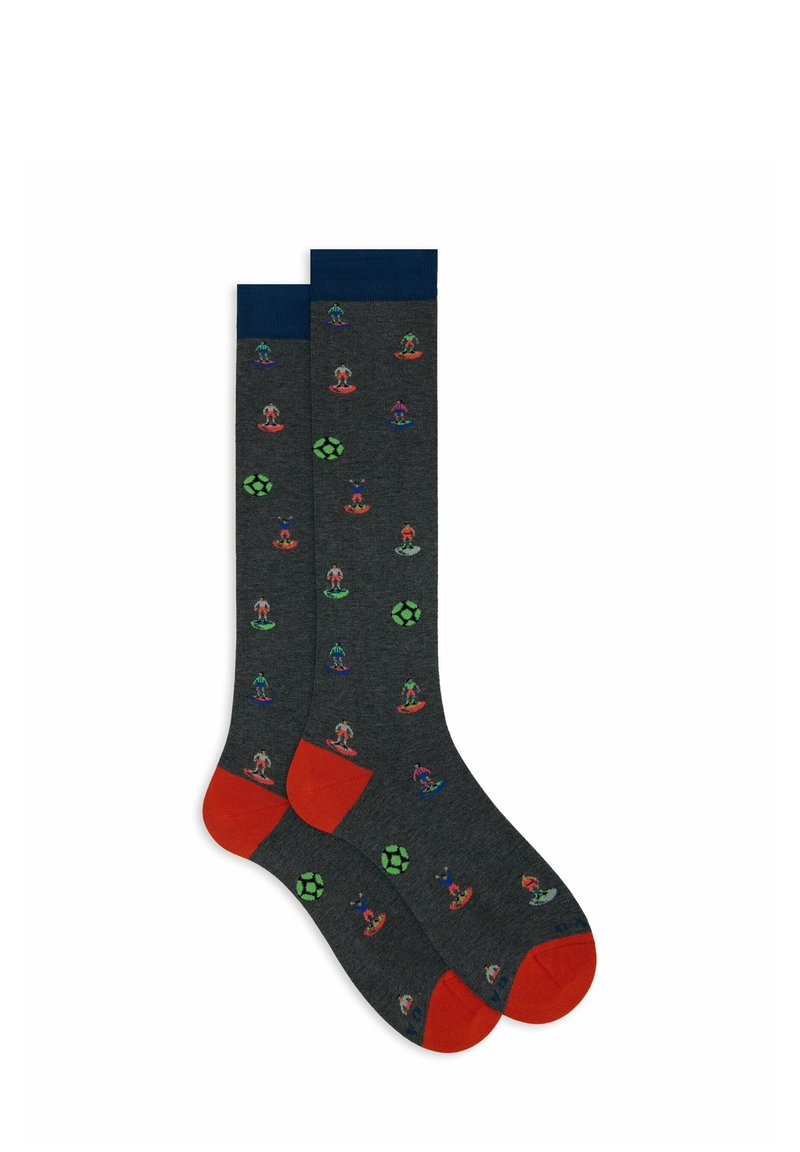 Calzini grigi con un motivo colorato che raffigura figure sportive, completati da accenti rossi sulle punte e sulla parte superiore. Materiale in misto cotone.
