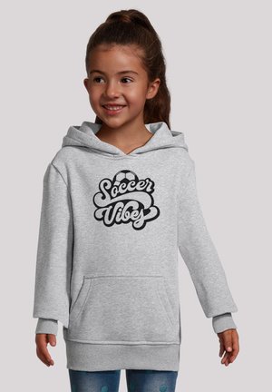 Grauer Kapuzenpullover mit einer Fronttasche, versehen mit einem schwarzen "Soccer Vibes"-Grafik, weicher Textur und gerippten Bündchen und Saum.
