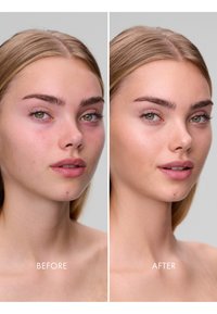 Vergleich der Make-up-Anwendung: Die linke Seite zeigt den natürlichen Hautton mit leichter Rötung; die rechte Seite zeigt einen ebenmäßigen Teint, einen dezenten Blush und eine glatte Textur.