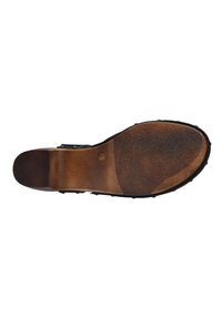 Sole di scarpa in pelle nera con una superficie marrone texture, caratterizzata da una sezione liscia al tallone e piccoli borchie lungo il bordo.