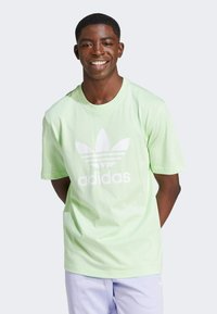 adidas Originals ADICOLOR TREFOIL - Triko s potiskem - semi green spark