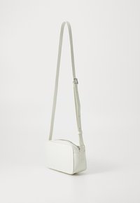 Borsa a tracolla rettangolare bianca in pelle con texture liscia, tracolla regolabile e chiusura con zip. Design minimalista senza motivi visibili.