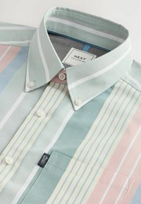 Koszula na guziki z kołnierzykiem, z pionowymi paskami w kolorach miętowym, różowym i kremowym. Materiał z mieszanki bawełny, z kieszenią na piersi i metką marki.