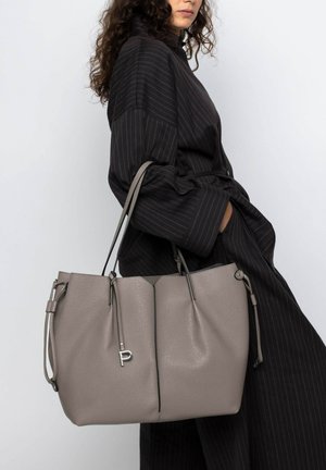 Grijze lederen tote bag met een textuurafwerking, voorzien van dubbele handvatten, een zilveren logo accent en verstelbare trekkoordzijden.