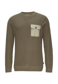 Brązowy sweter dzianinowy z okrągłym dekoltem, z jasnobeżową kieszenią na piersi z czarnym guzikiem, prążkowanymi mankietami i dołem.