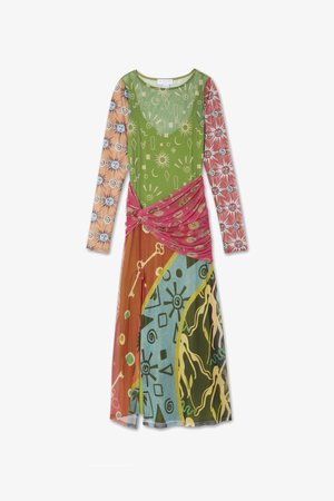 Robe à manches longues avec un corsage vert ajusté, tissu à motifs colorés et une ceinture drapée rose ; présente divers designs géométriques.