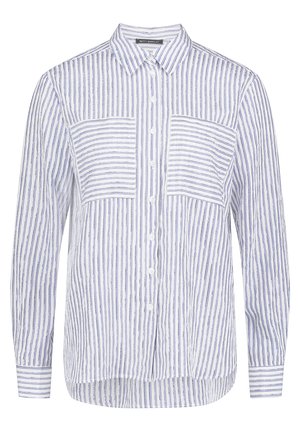 Chemise blanche à manches longues avec des rayures verticales bleues, fermeture boutonnée sur le devant, poches poitrine à rayures horizontales, et col classique.