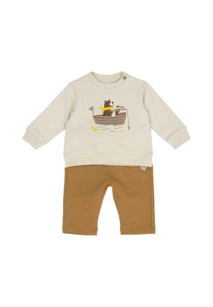 Chemise crème à manches longues avec motif d’ours pêchant sur un bateau, associée à un pantalon marron pour bébé ou tout-petit.