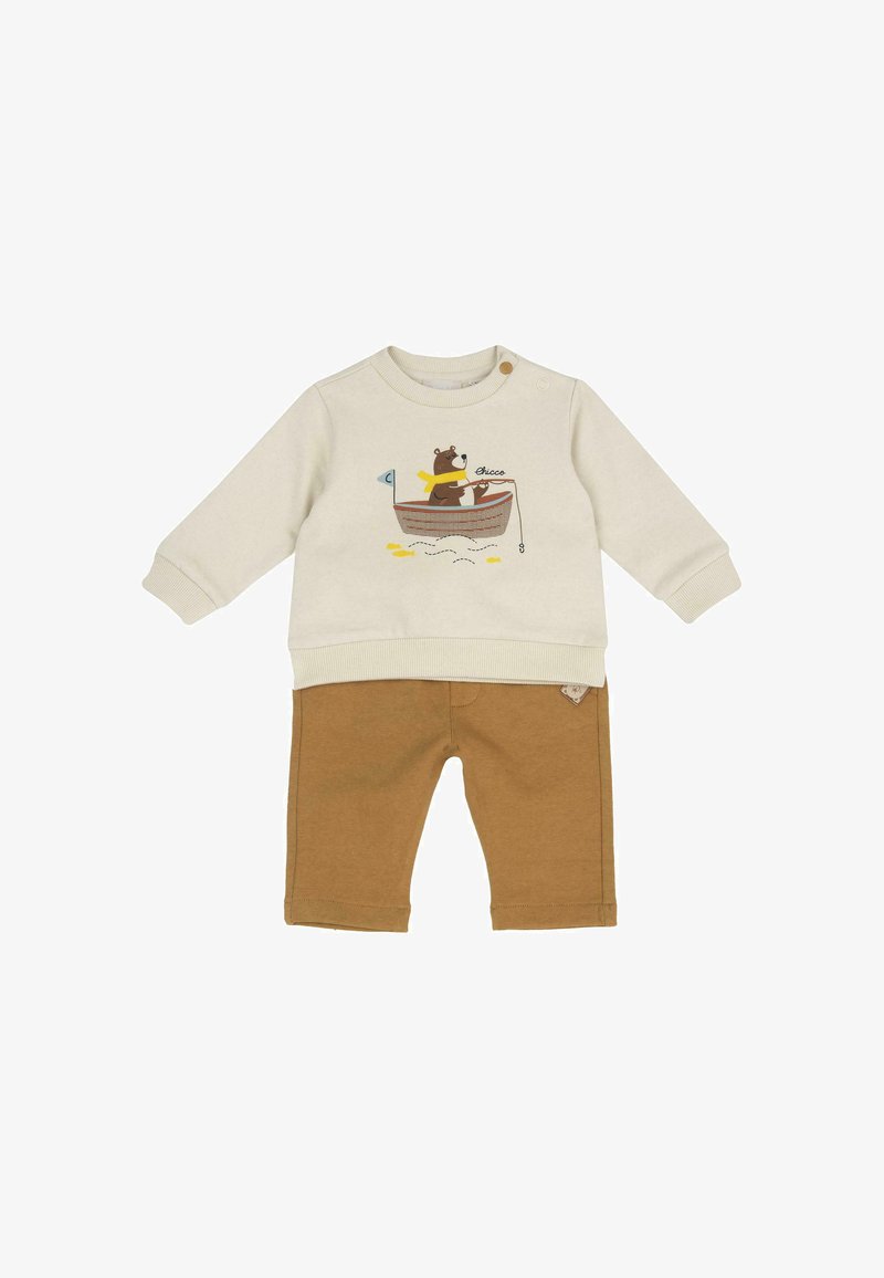 Chemise crème à manches longues avec motif d’ours pêchant sur un bateau, associée à un pantalon marron pour bébé ou tout-petit.