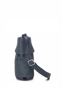 Borsa in pelle di colore blu navy con finitura texture, presenta una patta pieghevole e una tracolla regolabile. Include una base circolare per stabilità.