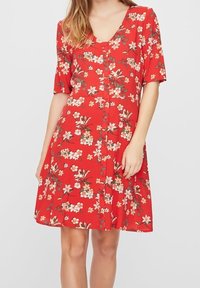 Robe rouge avec un motif floral, à manches courtes, décolleté en V et boutonnière à l'avant, fabriquée en tissu doux et léger.