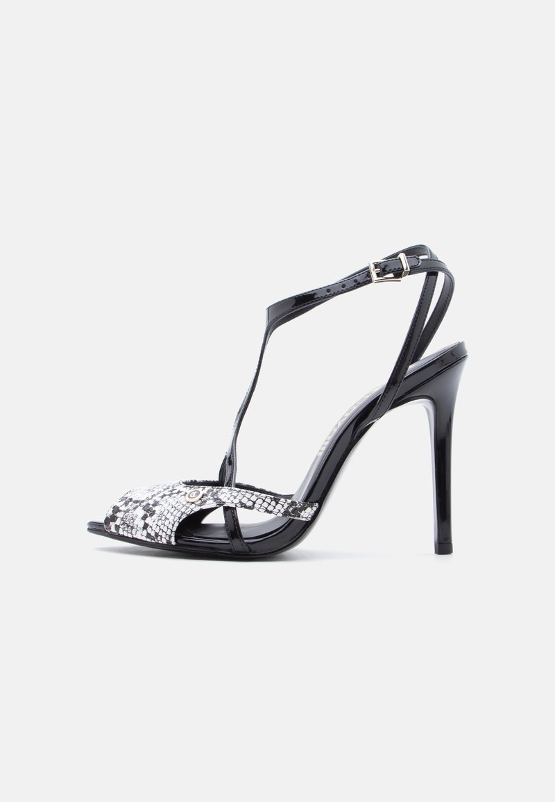 Μαύρο σανδάλι με ψηλό τακούνι και λουράκι αστραγάλου με ασημί αγκράφα, με υφή από δέρμα φιδιού πάνω στα δάχτυλα.