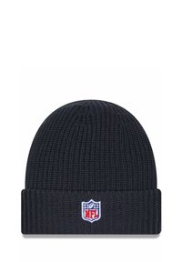 Strickmütze in dunklem Marineblau mit umgeschlagenem Bündchen; auf der Vorderseite befindet sich ein NFL-Logo-Patch in Rot, Blau und Weiß.