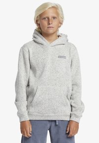 Lichtgrijze hoodie van gestructureerde fleece, met een voorste kangoeroezak en een klein logolabel op de borst. Verstelbare trekkoordcapuchon.