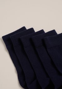 Cinci perechi de șosete bleu marin, realizate dintr-un material tricotat neted, cu manșete ribbate și o textură uniformă pe tot parcursul.