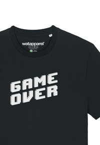Schwarzes Baumwoll-T-Shirt mit rundem Halsausschnitt, das auf der Brust ein strukturiertes "GAME OVER"-Grafik in weißer, pixelierter Schrift zeigt.