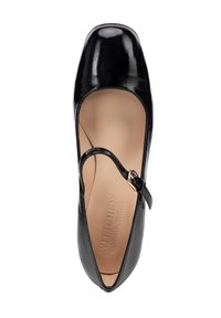Scarpa in vernice nera con punta quadrata, cinturino alla caviglia e fibbia metallica. Presenta una texture liscia e una soletta con marchio.
