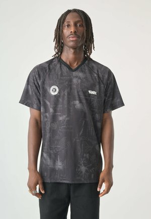 Schwarzes kurzärmliges T-Shirt mit strukturiertem Muster, V-Ausschnitt und Logodetails auf der Brust. Hergestellt aus atmungsaktivem Material.