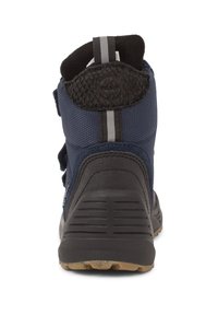 Navyblå texturerad sneaker med en svart gummisula, kardborrestängning och en svart vävd detalj vid hälen. Har gråa ränder.