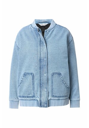 Giacca di jeans azzurro chiaro dallo stile bomber, con polsini a costine e due tasche frontali. Presenta una chiusura a bottoni a pressione e un rivestimento interno liscio.