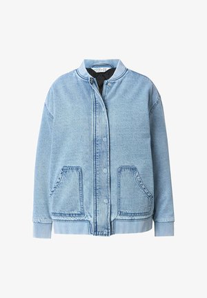Lystblå denimjakke i bomberstil med ribbede manchetter og to forlommer. Har trykknaplukning og en glat inderside.