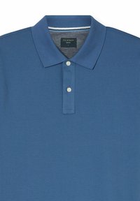 Blaues Poloshirt mit zwei weißen Knöpfen und Kragen, mit dem Etikett „Olymp Casual“, Größe L.