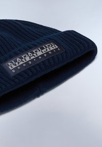 Beanie in navy lavorato a maglia con texture a coste e un'etichetta piatta con la scritta "NAPAPIJRI Geographic" sul bordo.