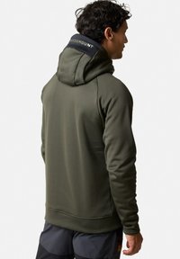 Felpa con cappuccio khaki dal tessuto morbido, con un accentato nero sul colletto che presenta il marchio "SWEDEMOUNT". Vestibilità classica e design senza cuciture.