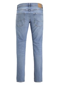 Jeans de mezclilla azul claro con ajuste recto, diseño de cinco bolsillos, costuras sutiles en los bolsillos traseros y parche de marca de cuero en la cinturilla.