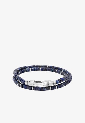Lapis lazuli perlearmbånd med sølvdetaljer, der har flere tråde i blå og hvide nuancer, afsluttet med en sikker lås.
