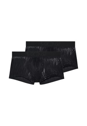 Schwarze Boxer-Slips mit geripptem Muster und elastischem Bund mit Logo. Zwei Paare gezeigt, entworfen für Komfort und Passform.