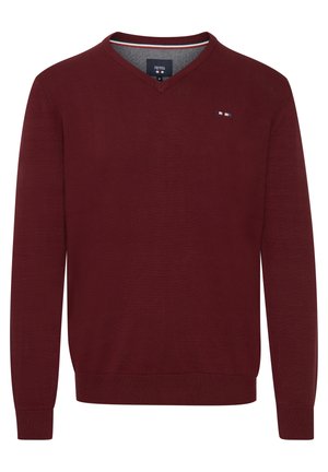 Bordeaux V-hals trui van gebreide stof, met lange mouwen en een subtiele logodetail op de borst. Glad textuur en aansluitende pasvorm.