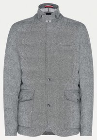 Graue gesteppte Jacke mit Stehkragen, zwei vorderen Taschen und Druckknopfverschluss. Verfügt über ein gestreiftes Innenfutter und strukturierte Stoff.