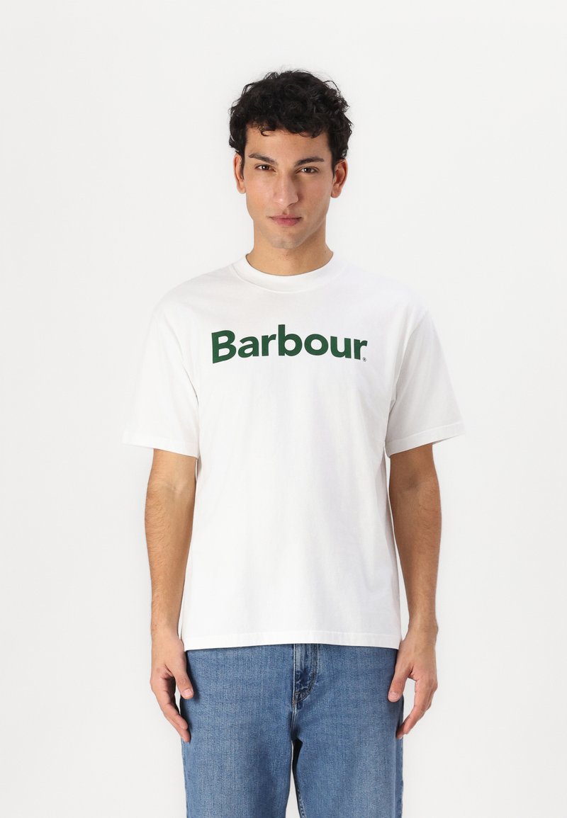 Bílý bavlněný tričko s krátkým rukávem, na kterém je velké zelené logo "Barbour" přes hrudník. Klasický design s kulatým výstřihem.