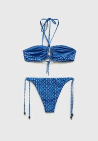 Blå bikini-set med en rynkad bandeau-top med justerbara knytband och mönstrade low-rise bottnar med snörning och pärlpriv.