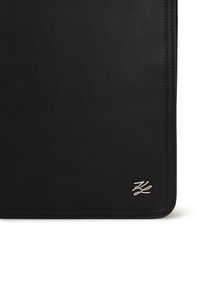 Crni kožni portfelj s glatkom teksturom, s paketom srebrnog logotipa na donjem kutu i šivanim rubovima za izdržljivost.