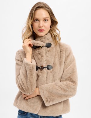 Beige Kunstpelzjacke mit hohem Kragen, ausgestattet mit schwarzen Knebelverschlüssen und Schlaufen. Lässiger Schnitt mit weiten Ärmeln und weicher Textur.