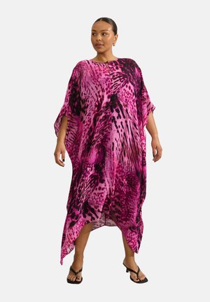 Kaftan multicolore avec un design imprimé animal rose et noir, en tissu léger, avec une silhouette oversize et des fentes sur les côtés.