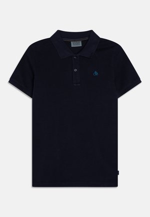 Polo bleu marine à manches courtes avec col, deux boutons et petit logo brodé bleu clair sur le côté gauche de la poitrine.