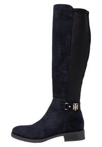 Stivale alto in suede e tessuto blu navy con tacco basso, punta arrotondata e fibbia laterale dorata con logo e dettaglio a stella.