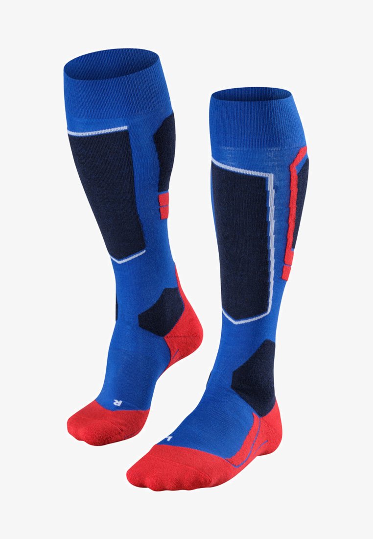 Blaue knielange Socken mit roten Zehen und Fersen, die auf der Vorder- und den Seiten schwarze und rote geometrische Muster sowie graue Umrisse aufweisen.