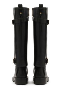 Botas de cuero negro hasta la rodilla con una textura suave, que presentan dos detalles en tono dorado y una correa en la parte superior. Tacones cuadrados.