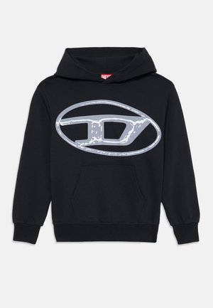 Hoodie noir en coton doux, arborant un grand logo argenté sur le devant, avec une poche kangourou et des poignets et un ourlet côtelés.