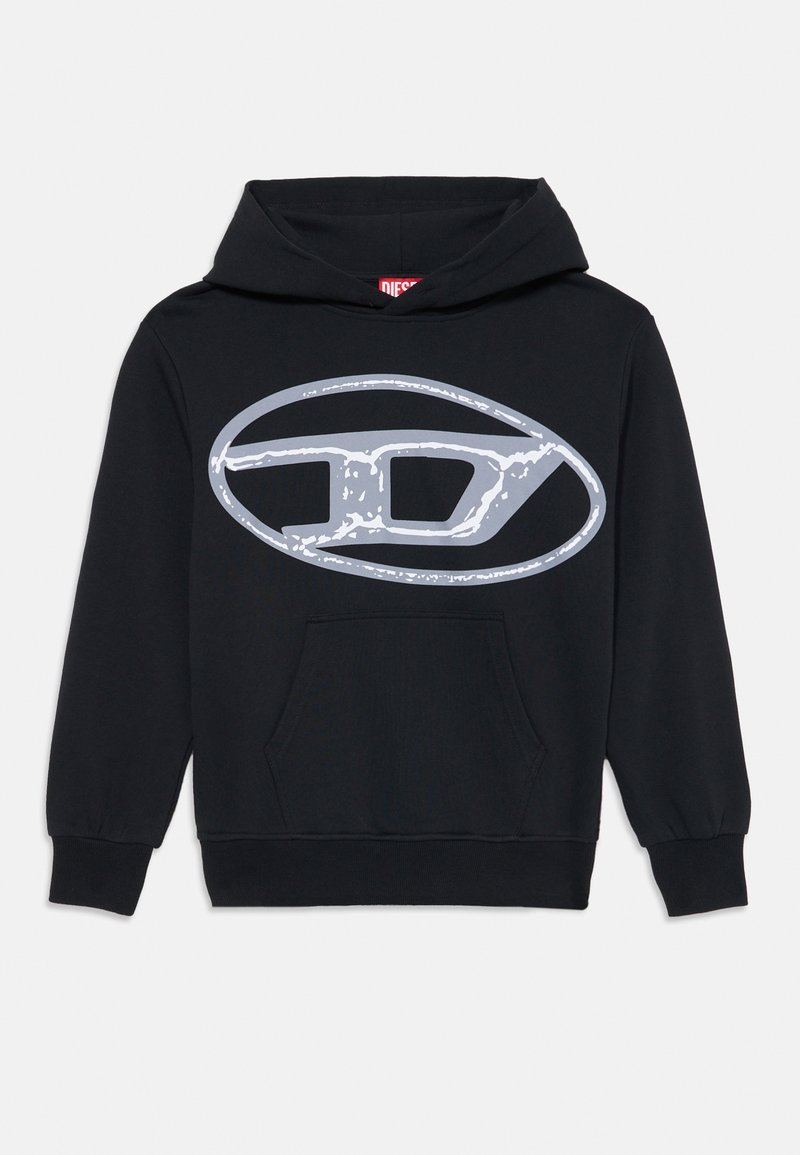 Manta preta feita de algodão macio, apresentando um grande logotipo prateado na frente, bolso canguru e punhos e barra canelados.